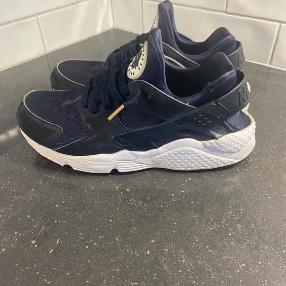 Men’s Nike huarache size 10. Good condition. No box however. - Picture 3 of 3